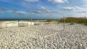 På stranden og solsenger