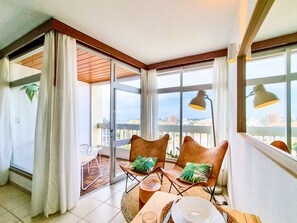 A balcony with two wicker chairs, a table, and a lamp. - FLH Portimão Bright Studio with Balcony (Portimão)