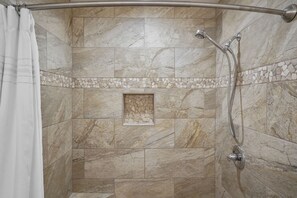 Badewanne, Haartrockner, Handtücher