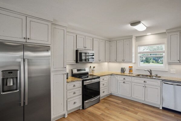 Refrigerador, microondas, horno y parrilla de estufa 