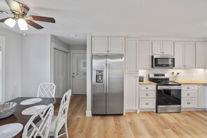 Refrigerador, microondas, horno y parrilla de estufa 