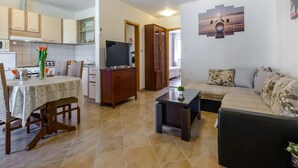 公寓 (Two Bedroom Apartment with Balcony) | 客廳 | 電視