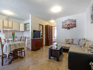 Apartamento (Two Bedroom Apartment with Balcony) | Sala de estar | Una televisión