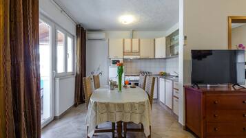 Departamento (Two Bedroom Apartment with Balcony) | Sala de estar | Televisión