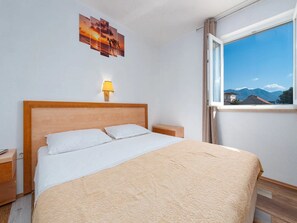 2 عدّة غرف نوم وأسرّة أطفال/رضّع (مجانًا)