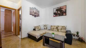 公寓 (Two Bedroom Apartment with Balcony) | 客廳 | 電視