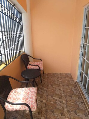 Terrace/patio - Quiet & Comfortable 3 bedroom Hideaway Near Ocho Rios Attractions (Ocho Rios)