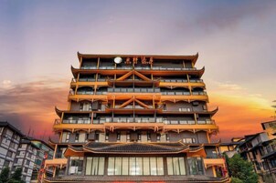 Un edificio de varios pisos con diseño arquitectónico tradicional, que cuenta con balcones y una entrada central.