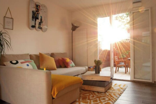 Televisio, kirjoja, stereot