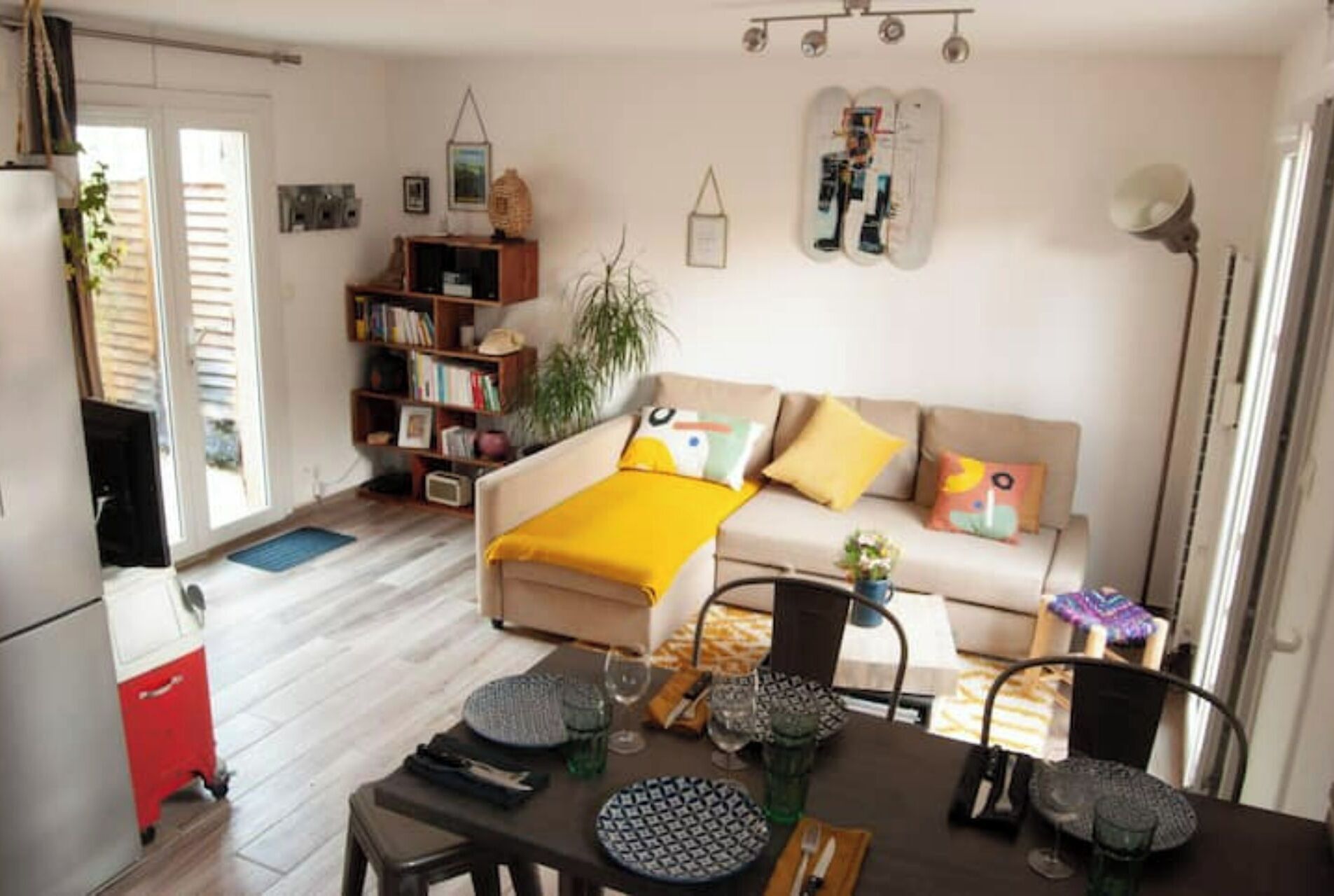 TV, livros, aparelho de som