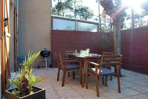 Outdoor dining - Renovated semi-detached house, 10 mins from beach/centre by bike (Lacanau)