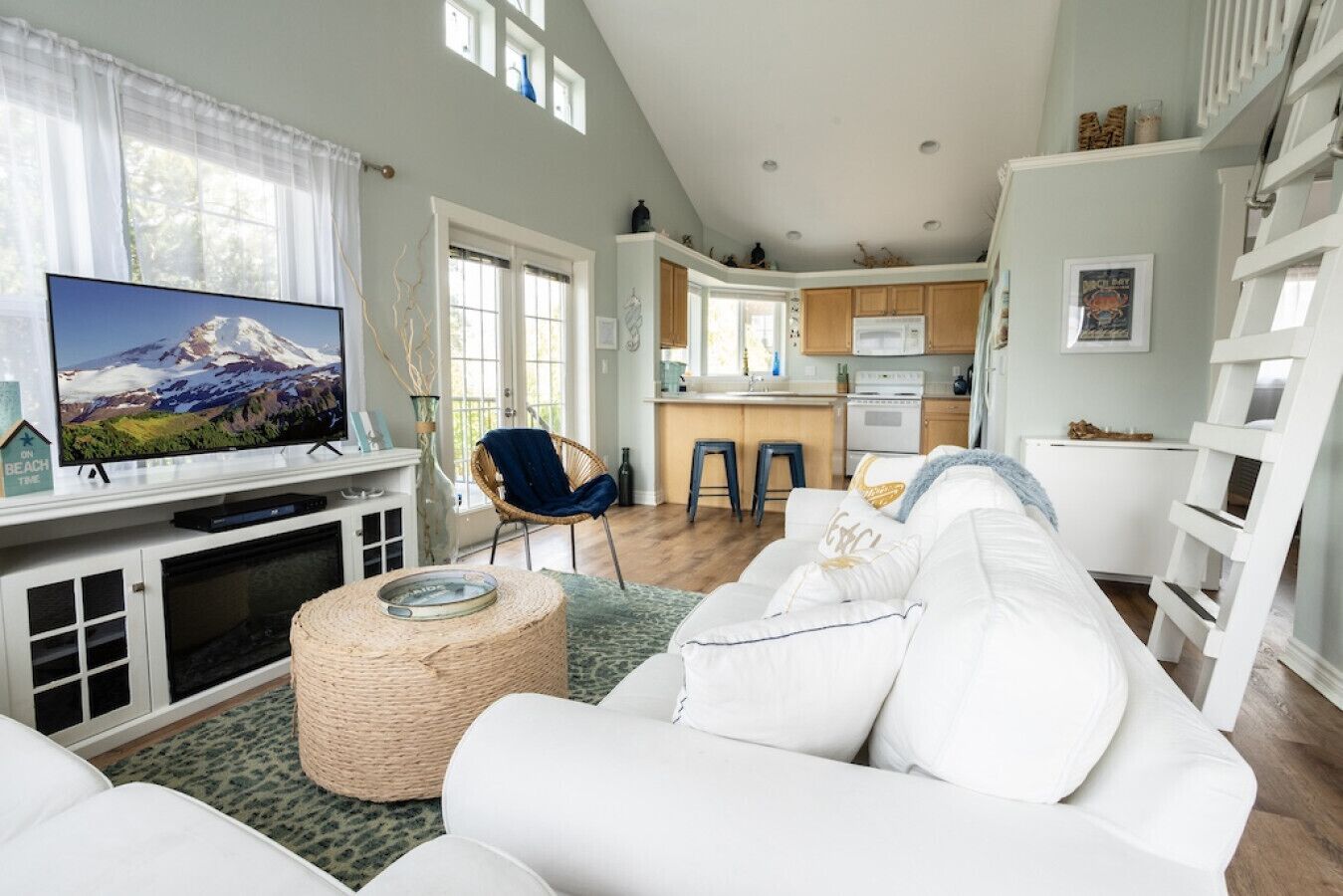 Smart TV, fireplace, DVD player