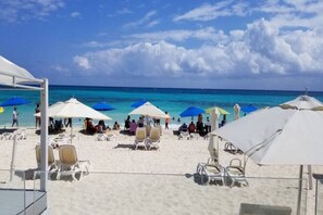 Plage à proximité, chaises longues, serviettes de plage