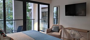 2 chambres, bureau, fer et planche à repasser, lit parapluie