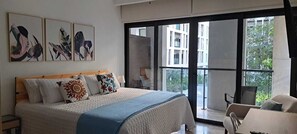 2 habitaciones, escritorio y tabla de planchar con plancha 
