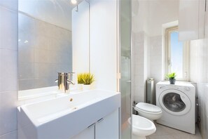 Regadera, secadora de cabello, bidet, toallas 