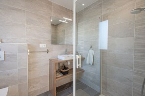 Dusche, Haartrockner, Handtücher, Toilettenpapier
