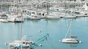 Un port de plaisance où de nombreux bateaux sont amarrés.