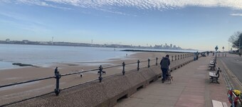 Lovely 2-bed Apartment in Wallasey, Sleeps 4