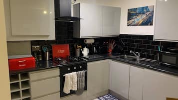 อพาร์ทเมนท์ | ครัวส่วนตัว | ตู้เย็น, ไมโครเวฟ, เตาอบ, เตาประกอบอาหาร