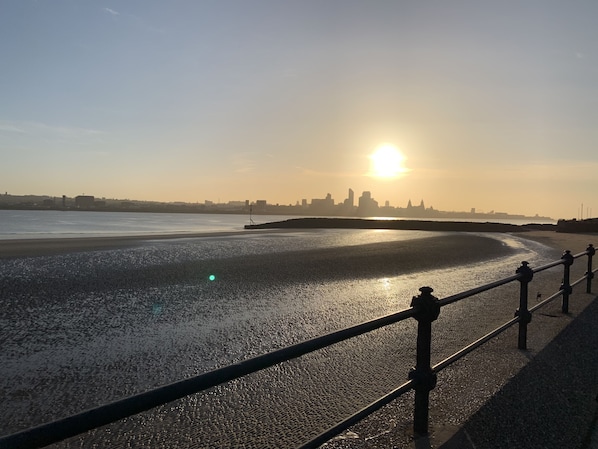 Apartment | Beach - Lovely 2-bed Apartment in Wallasey, Sleeps 4 (Wallasey)