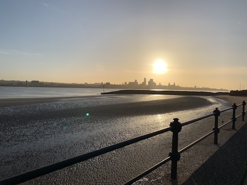 Lovely 2-bed Apartment in Wallasey, Sleeps 4