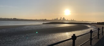 Lovely 2-bed Apartment in Wallasey, Sleeps 4