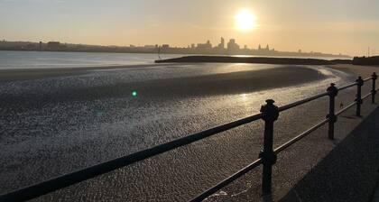 Lovely 2-bed Apartment in Wallasey, Sleeps 4