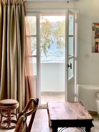 Studio Suite | Premium bedding, individually decorated, individually furnished. Alidian Bay Suites Leros