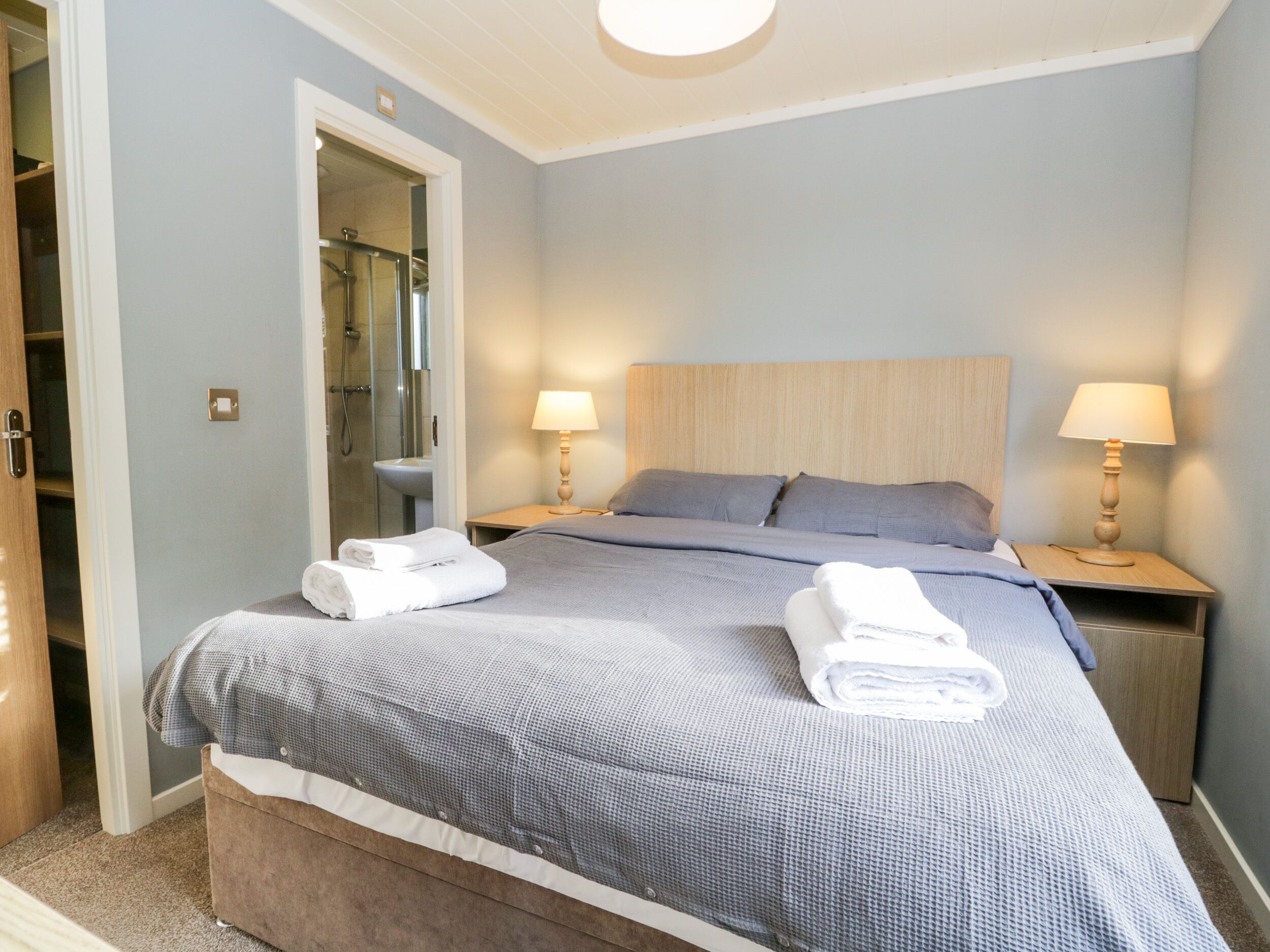 2 dormitorios, decoración individual, mobiliario individual