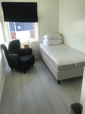 6 bedrooms, iron/ironing board, free WiFi, bed sheets - Lovely 7-bed House in Skjervoy (Skjervoy)