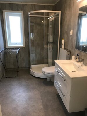 Regadera, secadora de cabello, toallas 