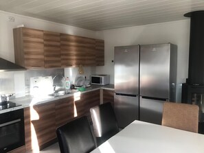 Refrigerador, microondas, horno, placa de cocina