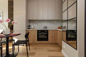 Apartamento, 1 habitación, balcón | Cocina privada | Lavavajillas, cafetera o tetera y hervidor eléctrico