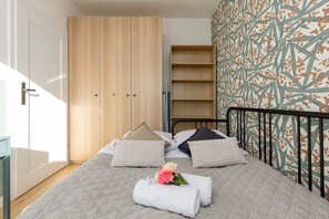 Apartamento, 1 habitación, balcón | 1 dormitorio y ropa de cama