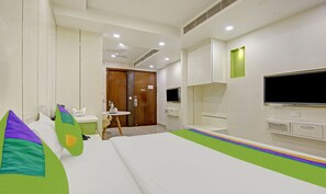 Standard Room | Desk