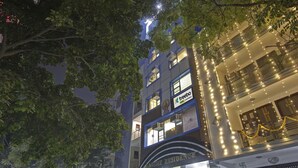 A multi-story building with a sign for 'Jannat Residency' and 'Treebo' on the facade. - Treebo Jannat Residency (New Delhi)