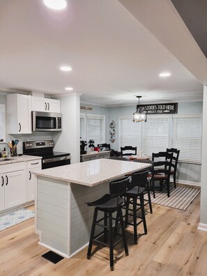 Fridge, microwave, oven, stovetop - Newly Renovated & 5-Minute Walk to the Beach - Golf Cart Included (Surfside Beach)