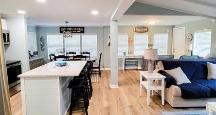 Newly Renovated & 5-Minute Walk to the Beach - Golf Cart Included