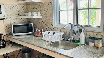 Family Studio | Private kitchen | Fridge, microwave, oven, blender