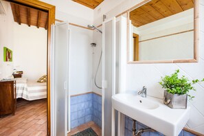 Shower, hair dryer, bidet, towels - AGRITOURISM COUNTRYSIDE SEA (San Donato)
