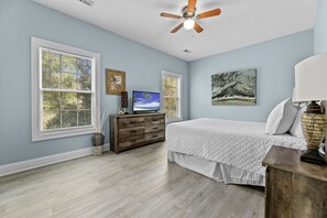 4 bedrooms, iron/ironing board, travel crib, free WiFi - Family & Pet Friendly Beach home walking distance to Ocean w/grill, golf (North Myrtle Beach)