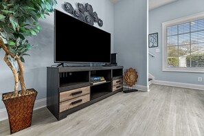 Interior - Family & Pet Friendly Beach home walking distance to Ocean w/grill, golf (North Myrtle Beach)