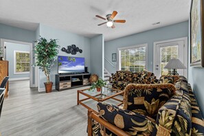 TV, books - Family & Pet Friendly Beach home walking distance to Ocean w/grill, golf (North Myrtle Beach)