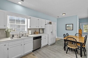 Fridge, microwave, oven, stovetop - Family & Pet Friendly Beach home walking distance to Ocean w/grill, golf (North Myrtle Beach)