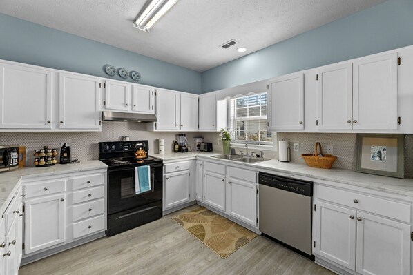 Fridge, microwave, oven, stovetop - Family & Pet Friendly Beach home walking distance to Ocean w/grill, golf (North Myrtle Beach)