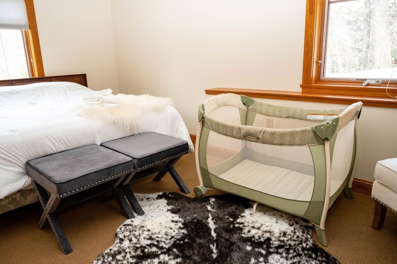 7 chambres, bureau, fer et planche à repasser, lit parapluie