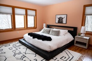 7 chambres, bureau, fer et planche à repasser, lit de bébé portatif
