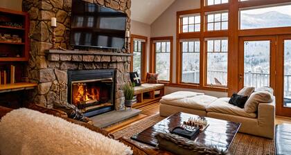 🏔️ Luxe Mountain Retreat | Hot Tub, Arcade & Walk to Loon ⛷️♨️