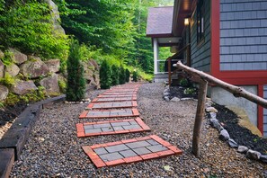 Property grounds - 🏔 Luxe 7BR Mountain Lodge | ⛷ Walk to Loon | ♨️ Hot Tub | Games | 🔥 Fire Pits (Lincoln)